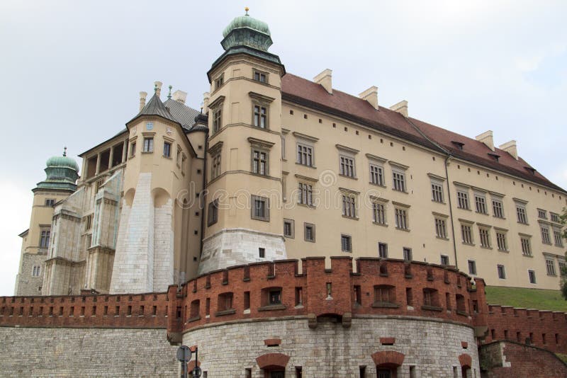 ?vre sikt f?r slut av historisk kunglig slottbyggnad p? den Wawel kullen royaltyfri foto ?vre sikt f?r slut av historisk kunglig slottbyggnad p? den Wawel kullen royaltyfri foto