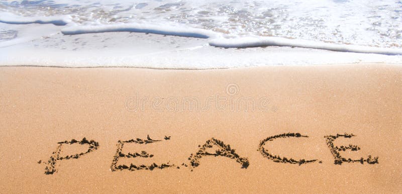 Vrede die in zand op strand wordt geschreven