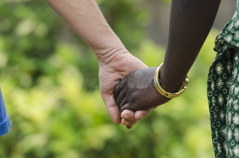 Vredessymbool - het Afrikaanse en Kaukasische vrouwen samenhouden stock foto's Vredessymbool - het Afrikaanse en Kaukasische vrouwen samenhouden stock foto's