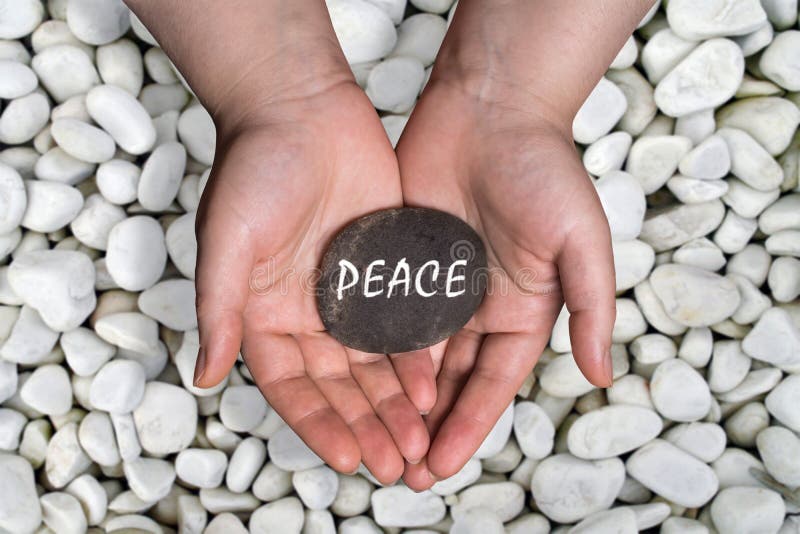 Vredeswoord in steen op hand