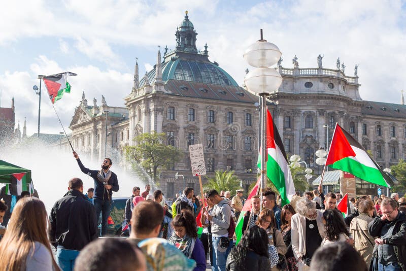 Vreedzame demonstratie voor het tegenhouden van conflict Israël-Palestina royalty-vrije stock foto Vreedzame demonstratie voor het tegenhouden van conflict Israël-Palestina royalty-vrije stock foto