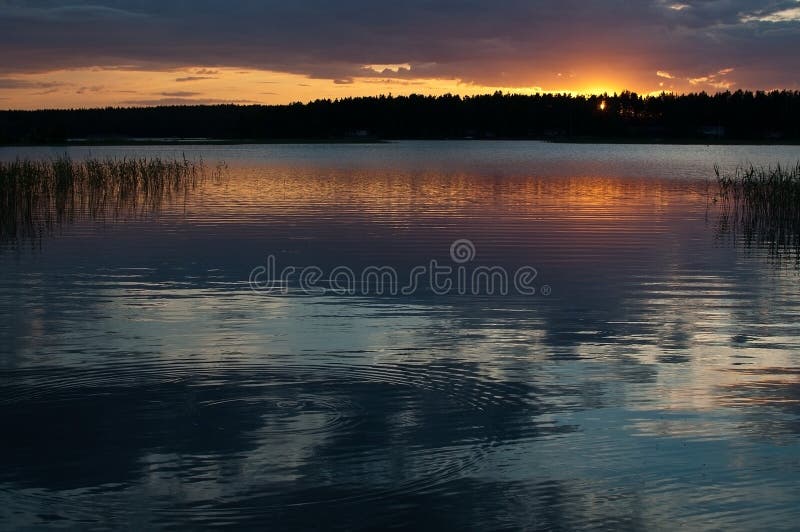 Vreedzame kleurrijke zonsondergang door een meer met hemelbezinningen royalty-vrije stock foto Vreedzame kleurrijke zonsondergang door een meer met hemelbezinningen royalty-vrije stock foto