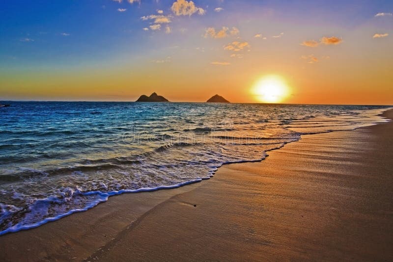Vreedzame zonsopgang bij strand Lanikai in Hawaï stock foto Vreedzame zonsopgang bij strand Lanikai in Hawaï stock foto