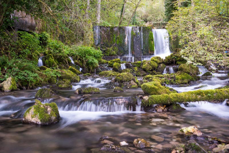 Vrelo Flusswasserfall in West-Serbien lizenzfreies stockbild