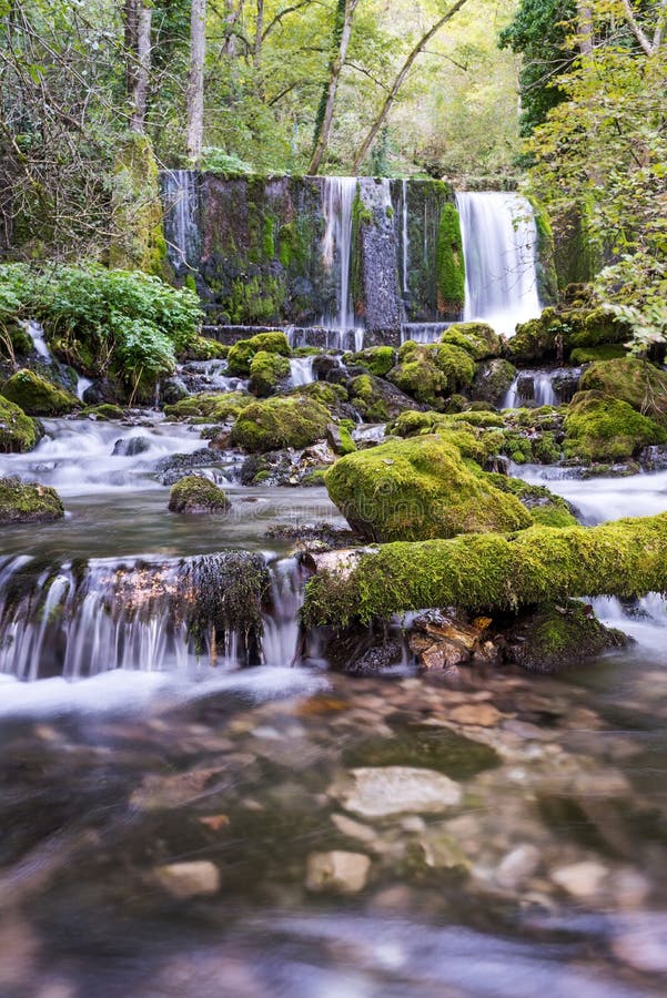 Vrelo-Flusswasserfall in West-Serbien stockfotografie