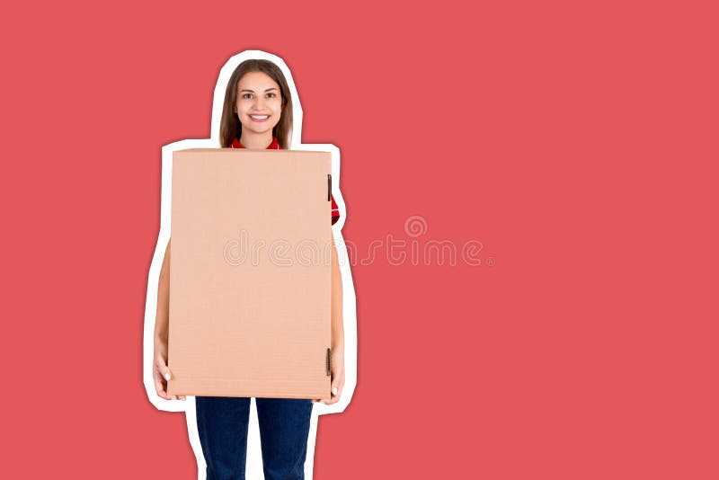 Vriendelijk jong leveringsmeisje brengt een groot pakket voor een klantMagazine collage-stijl met trendy kleurachtergrond stock foto Vriendelijk jong leveringsmeisje brengt een groot pakket voor een klantMagazine collage-stijl met trendy kleurachtergrond stock foto