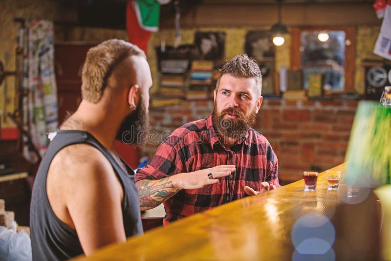 Vrienden die in bar of bar ontspannen Soulmates gedronken gesprek Besteedt de Hipster brutale gebaarde mens vrije tijd met vriend stock afbeelding Vrienden die in bar of bar ontspannen Soulmates gedronken gesprek Besteedt de Hipster brutale gebaarde mens vrije tijd met vriend stock afbeelding