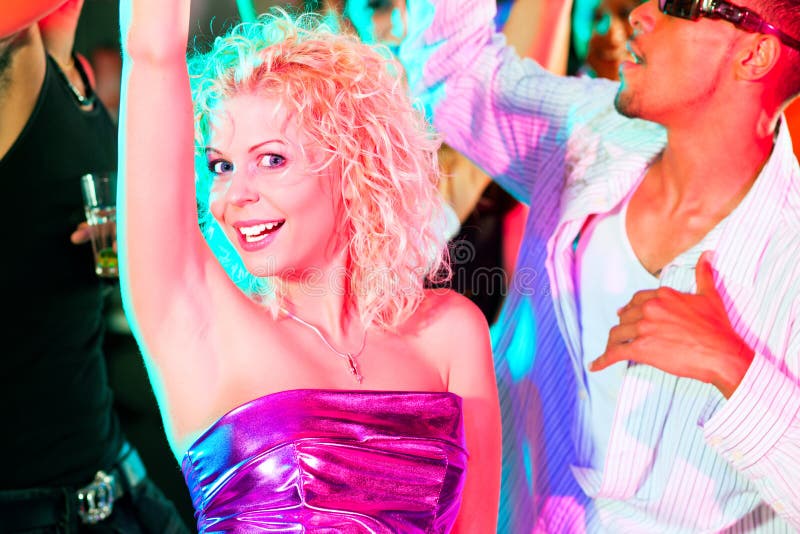 Vrienden die in club of disco dansen stock fotografie Vrienden die in club of disco dansen stock fotografie