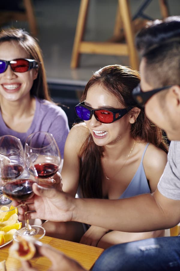 Vrienden die in 3D glazen wijn drinken royalty-vrije stock fotografie Vrienden die in 3D glazen wijn drinken royalty-vrije stock fotografie