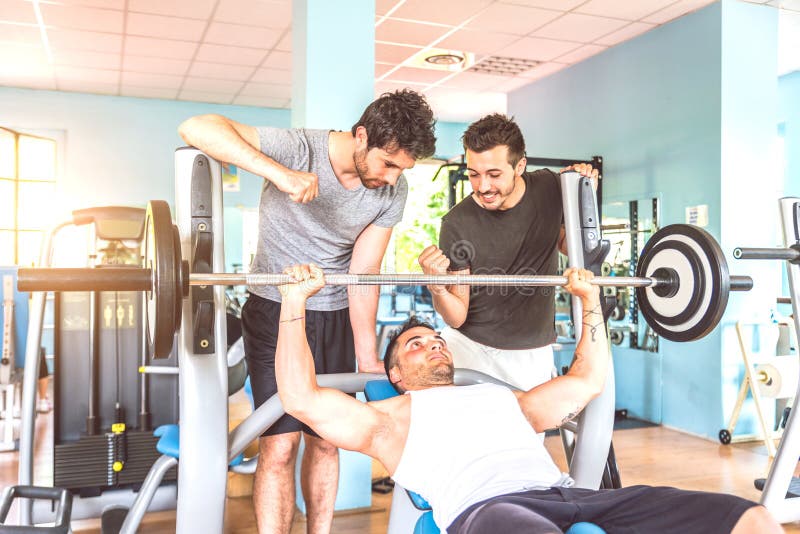 Vrienden die in een gymnastiek opleiden stock fotografie Vrienden die in een gymnastiek opleiden stock fotografie