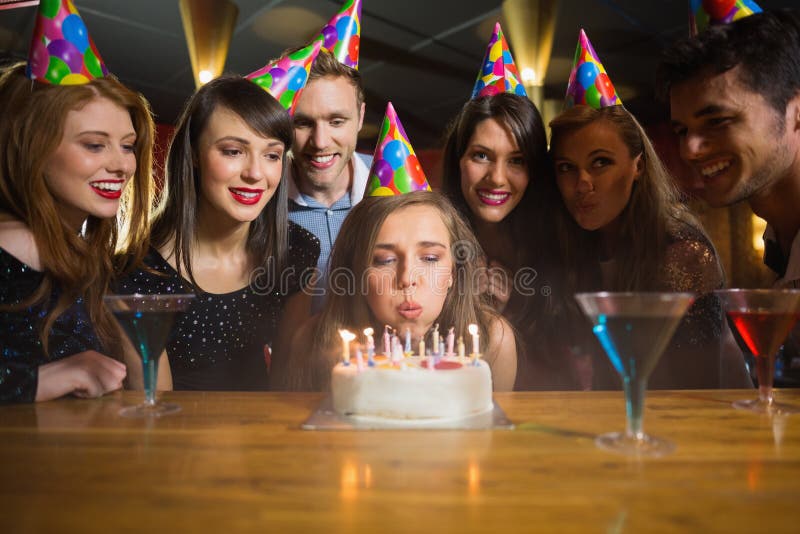 Vrienden die een verjaardag samen vieren stock fotografie Vrienden die een verjaardag samen vieren stock fotografie