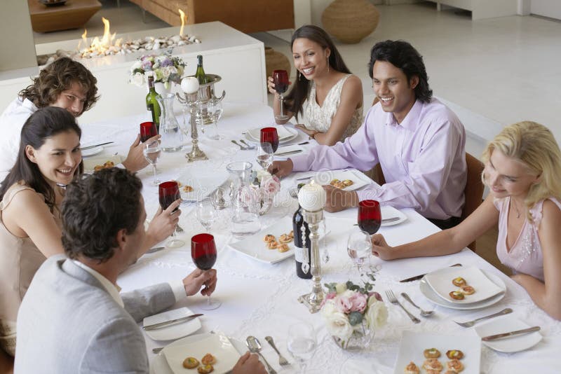 Vrienden die en bij Dinerpartij drinken socialiseren royalty-vrije stock afbeeldingen Vrienden die en bij Dinerpartij drinken socialiseren royalty-vrije stock afbeeldingen