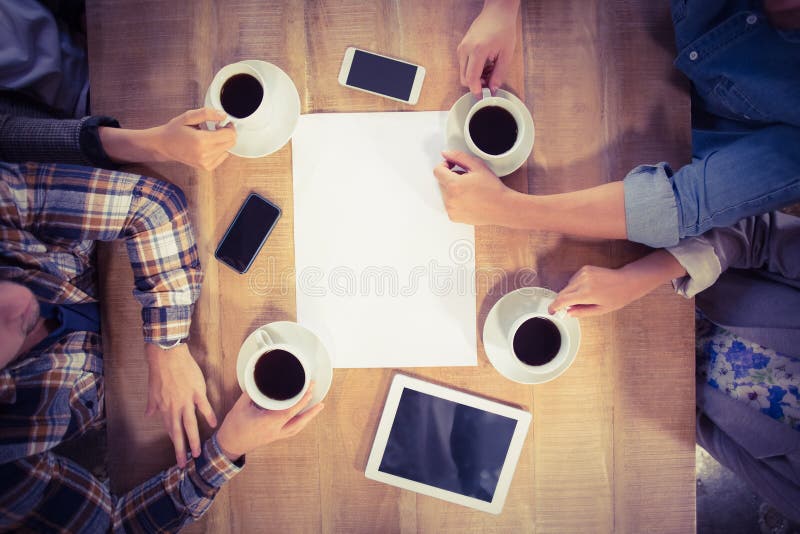 Vrienden die en koffie zitten drinken royalty-vrije stock foto Vrienden die en koffie zitten drinken royalty-vrije stock foto
