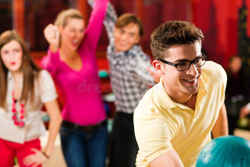 Vrienden die hebbend pret werpen stock fotografie Vrienden die hebbend pret werpen stock fotografie