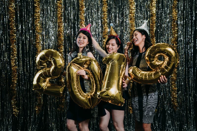 Vrienden die met 2019 gouden ballons dansen royalty-vrije stock afbeelding Vrienden die met 2019 gouden ballons dansen royalty-vrije stock afbeelding