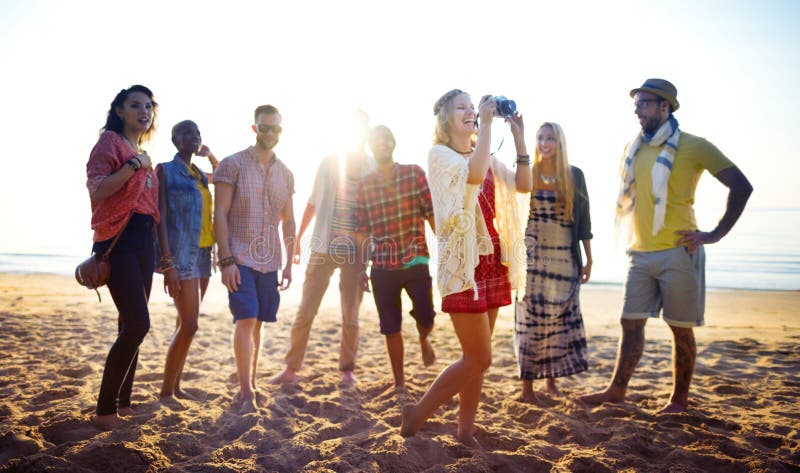 Vrienden die pret hebben bij het strand royalty-vrije stock afbeelding Vrienden die pret hebben bij het strand royalty-vrije stock afbeelding