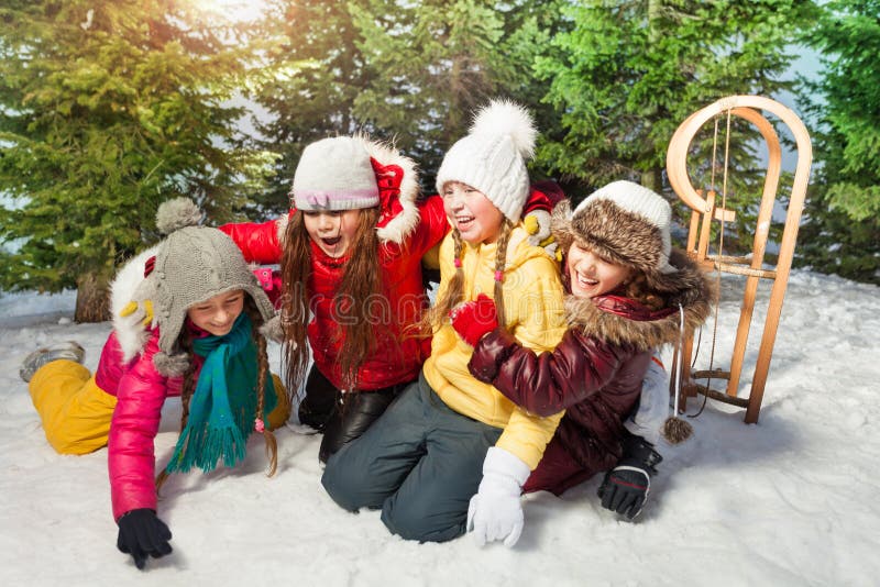 Vrienden die samen bij de winterspelen spelen op sneeuw stock afbeeldingen Vrienden die samen bij de winterspelen spelen op sneeuw stock afbeeldingen