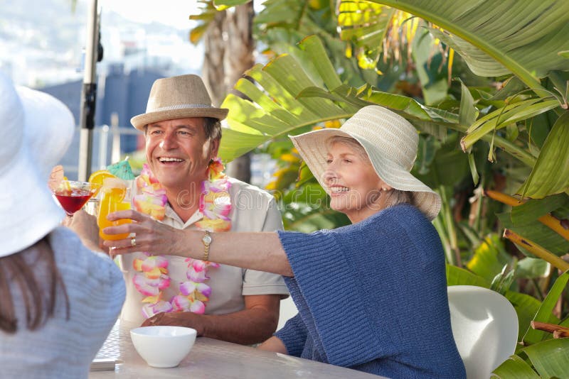 Vrienden die samen onder de zon drinken royalty-vrije stock fotografie Vrienden die samen onder de zon drinken royalty-vrije stock fotografie