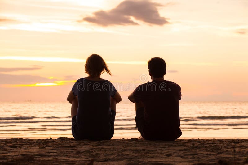 Vrienden die samen op het strand zitten stock afbeelding Vrienden die samen op het strand zitten stock afbeelding