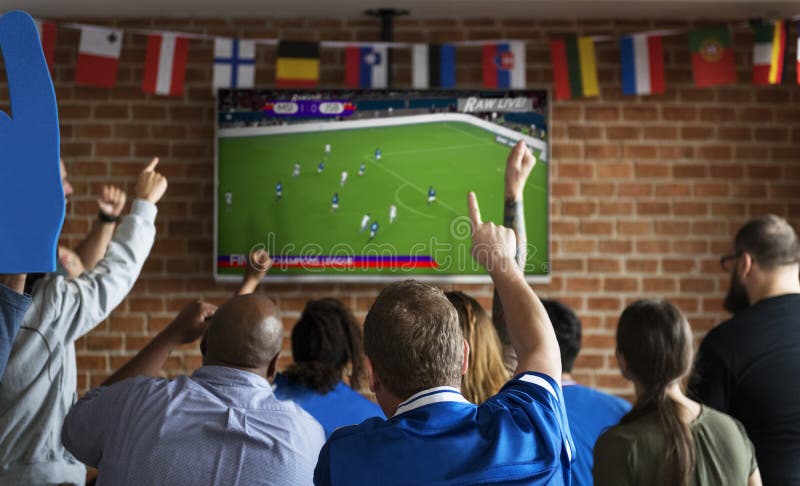 Vrienden die sport samen toejuichen bij bar royalty-vrije stock afbeelding Vrienden die sport samen toejuichen bij bar royalty-vrije stock afbeelding