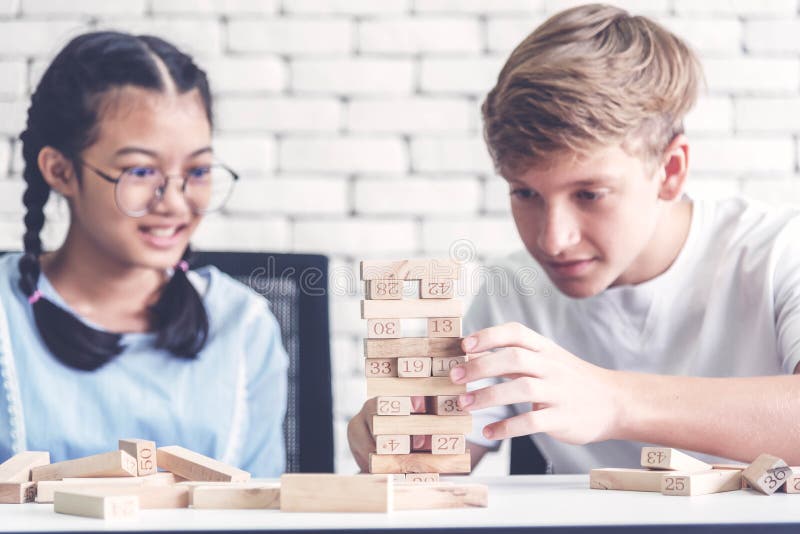Vrienden die stapel houten kubussen spelen Jongens die denken hoe te zijn vriend op spel te winnen Plan en strategieconcept stock foto Vrienden die stapel houten kubussen spelen Jongens die denken hoe te zijn vriend op spel te winnen Plan en strategieconcept stock foto