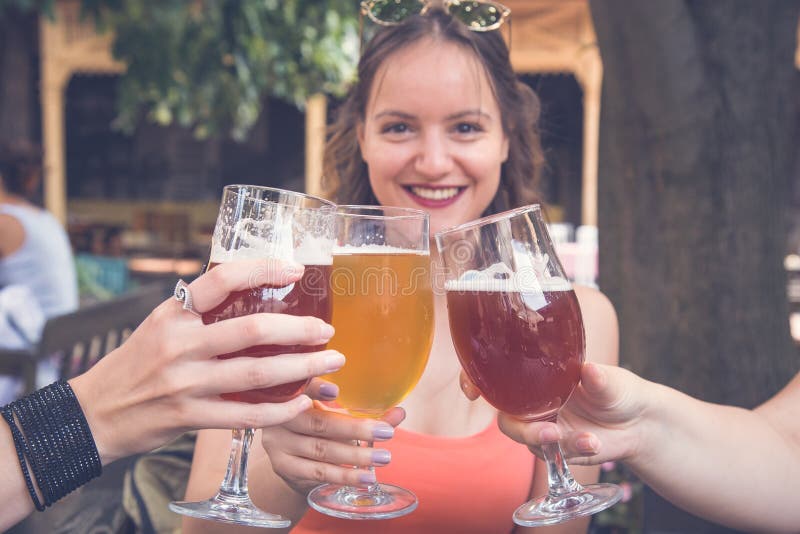 Vrienden die van bier genieten stock foto's Vrienden die van bier genieten stock foto's