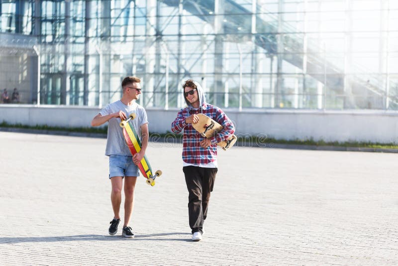 Vrienden met Skateboards stock fotografie Vrienden met Skateboards stock fotografie