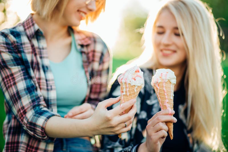 Vrienden, twee vrouwen met roomijs die pret hebben stock afbeelding Vrienden, twee vrouwen met roomijs die pret hebben stock afbeelding