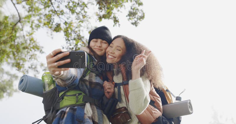 Vrienden vredesbord en selfie buitenshuis in de natuur voor avontuurreizen en het wandelen of kamperen. gelukkige vrouwen samen vo