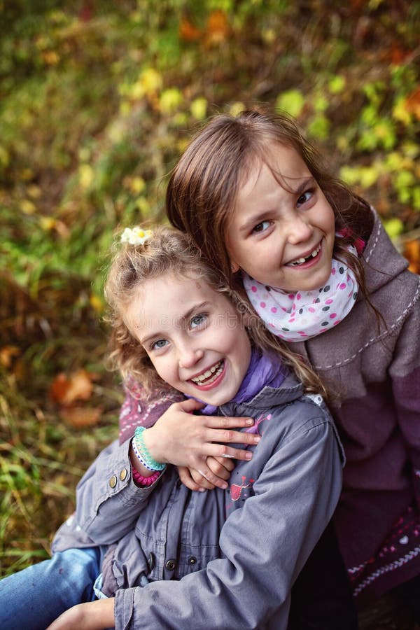 Vriendschap van twee jonge meisjes in de herfstdag royalty-vrije stock foto Vriendschap van twee jonge meisjes in de herfstdag royalty-vrije stock foto