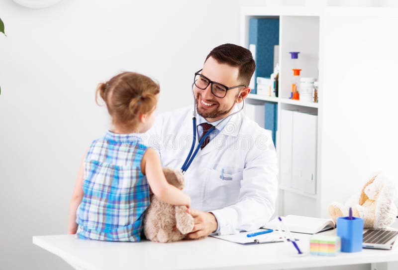 Vriendschappelijke gelukkige mannelijke artsenpediater met geduldig kindmeisje royalty-vrije stock afbeelding Vriendschappelijke gelukkige mannelijke artsenpediater met geduldig kindmeisje royalty-vrije stock afbeelding