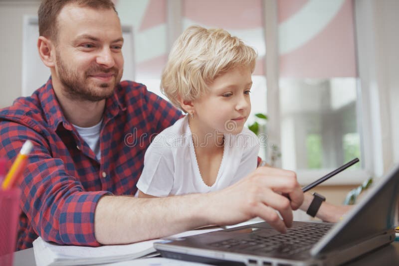 Vriendschappelijke mannelijke leraar die zijn kleine student helpen royalty-vrije stock foto's Vriendschappelijke mannelijke leraar die zijn kleine student helpen royalty-vrije stock foto's