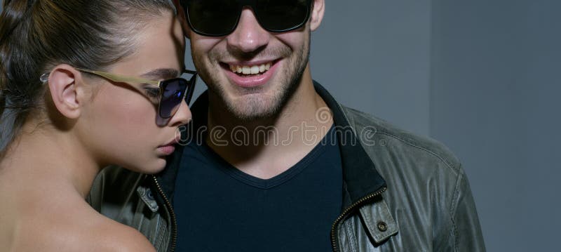 Vriendschappelijke relaties Mannequins in in zonglazen Paar in liefde Paar van man en vrouwen de glazen van de slijtagemanier stock foto Vriendschappelijke relaties Mannequins in in zonglazen Paar in liefde Paar van man en vrouwen de glazen van de slijtagemanier stock foto