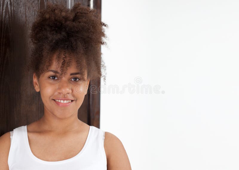 Vrij Afrikaanse Amerikaanse student op campus royalty-vrije stock afbeeldingen Vrij Afrikaanse Amerikaanse student op campus royalty-vrije stock afbeeldingen