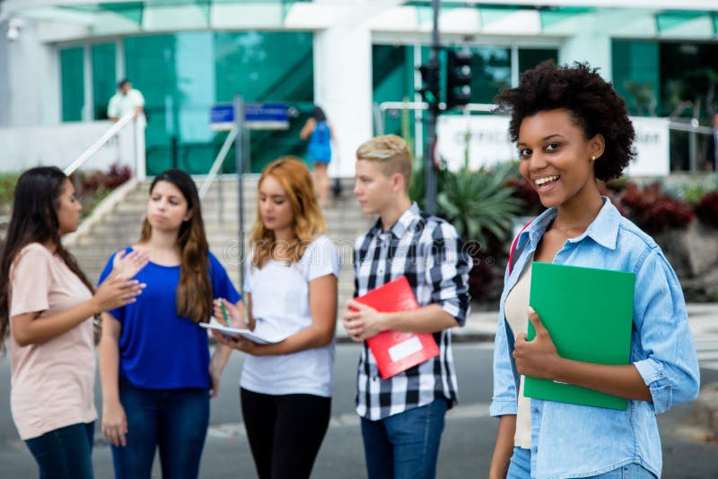 Vrij Afrikaanse Amerikaanse vrouwelijke student met groep internationaal stock afbeelding Vrij Afrikaanse Amerikaanse vrouwelijke student met groep internationaal stock afbeelding