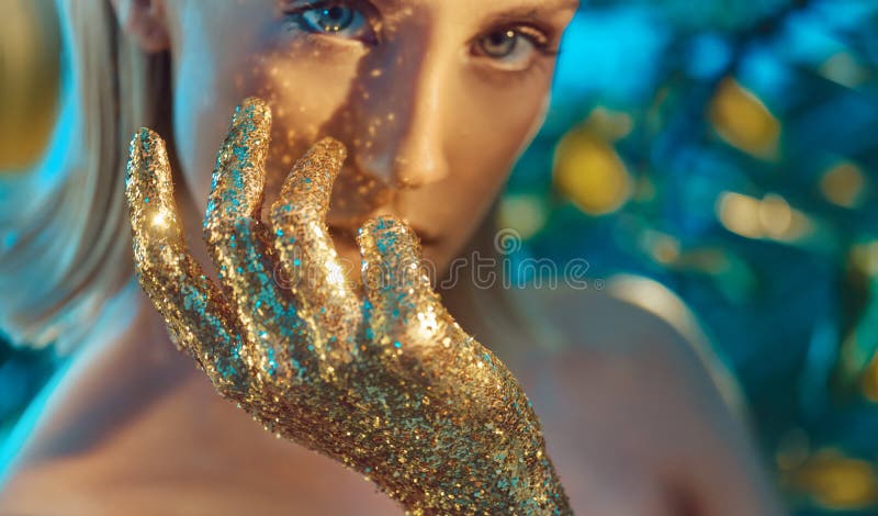 Vrij blonde vrouw met gouden, schitterende handen stock fotografie Vrij blonde vrouw met gouden, schitterende handen stock fotografie