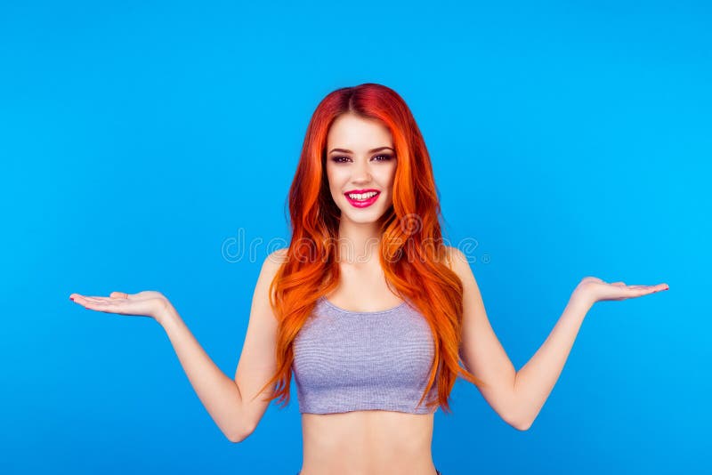 Vrij foxy slank meisje die iets met haar handen tonen Vrij mooi meisje die saldo met gebruiken van haar geïsoleerd tonen handenpa stock foto Vrij foxy slank meisje die iets met haar handen tonen Vrij mooi meisje die saldo met gebruiken van haar geïsoleerd tonen handenpa stock foto