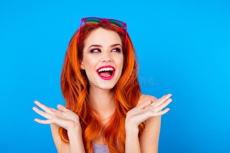 Vrij foxy slank meisje met zonnebril Sluit omhoog portret van het grappige funky verheugende mooie leuke zoete het lachen dame ge stock foto's Vrij foxy slank meisje met zonnebril Sluit omhoog portret van het grappige funky verheugende mooie leuke zoete het lachen dame ge stock foto's