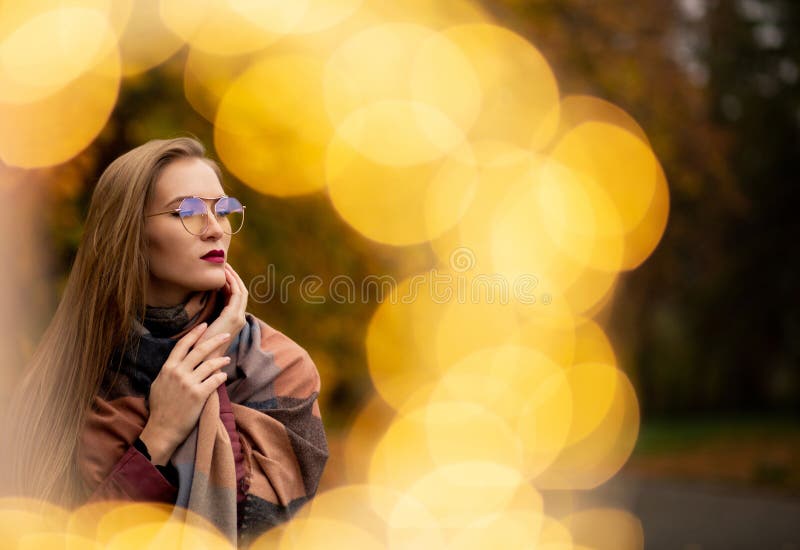 Vrij het jonge blondemeisje spelen met feelichten bij de herfst royalty-vrije stock foto's Vrij het jonge blondemeisje spelen met feelichten bij de herfst royalty-vrije stock foto's