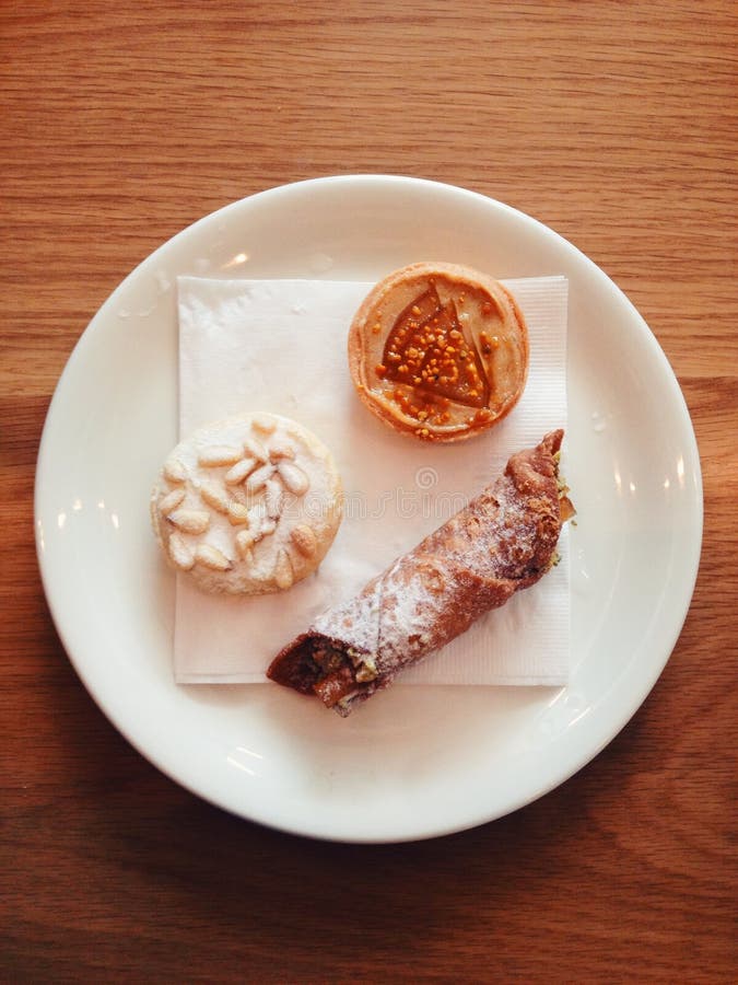 Vrij Italiaanse gebakjes (met inbegrip van cannoli) op een plaat stock afbeelding Vrij Italiaanse gebakjes (met inbegrip van cannoli) op een plaat stock afbeelding