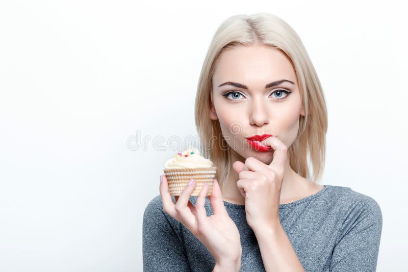 Vrij jonge vrouw die cupcake proeven royalty-vrije stock foto Vrij jonge vrouw die cupcake proeven royalty-vrije stock foto