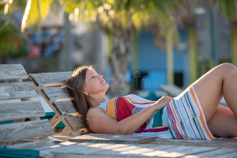 Vrij jonge vrouw die op het strand liggen royalty-vrije stock fotografie Vrij jonge vrouw die op het strand liggen royalty-vrije stock fotografie