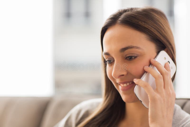 Vrouw die mobiele telefoon met behulp van royalty-vrije stock afbeelding Vrouw die mobiele telefoon met behulp van royalty-vrije stock afbeelding
