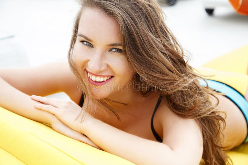 Vrij jonge vrouw in heldere de zomerbikini op een strandlanterfanter stock afbeelding Vrij jonge vrouw in heldere de zomerbikini op een strandlanterfanter stock afbeelding