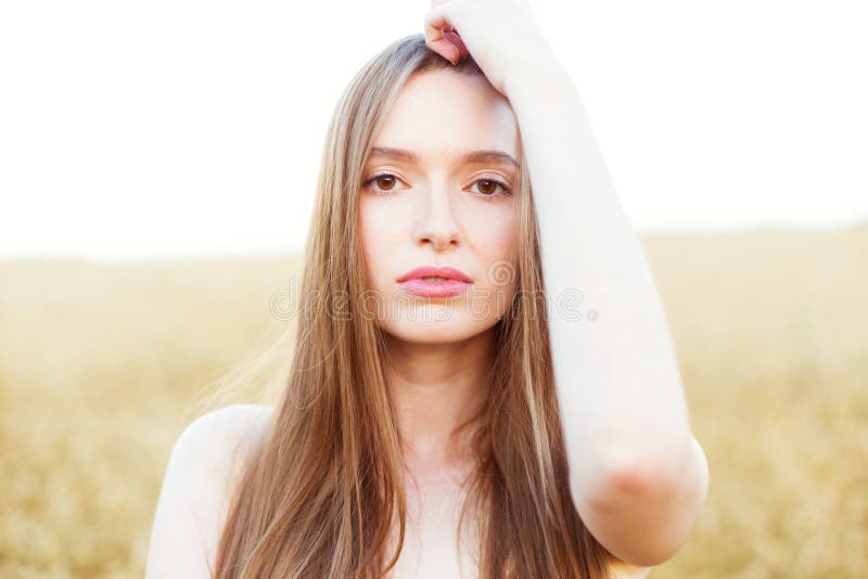Vrij jonge vrouw op gebied bij zonsondergang Meisje op de zomer geel gebied over zon Portret van aantrekkelijke vrouw over gouden royalty-vrije stock afbeeldingen Vrij jonge vrouw op gebied bij zonsondergang Meisje op de zomer geel gebied over zon Portret van aantrekkelijke vrouw over gouden royalty-vrije stock afbeeldingen
