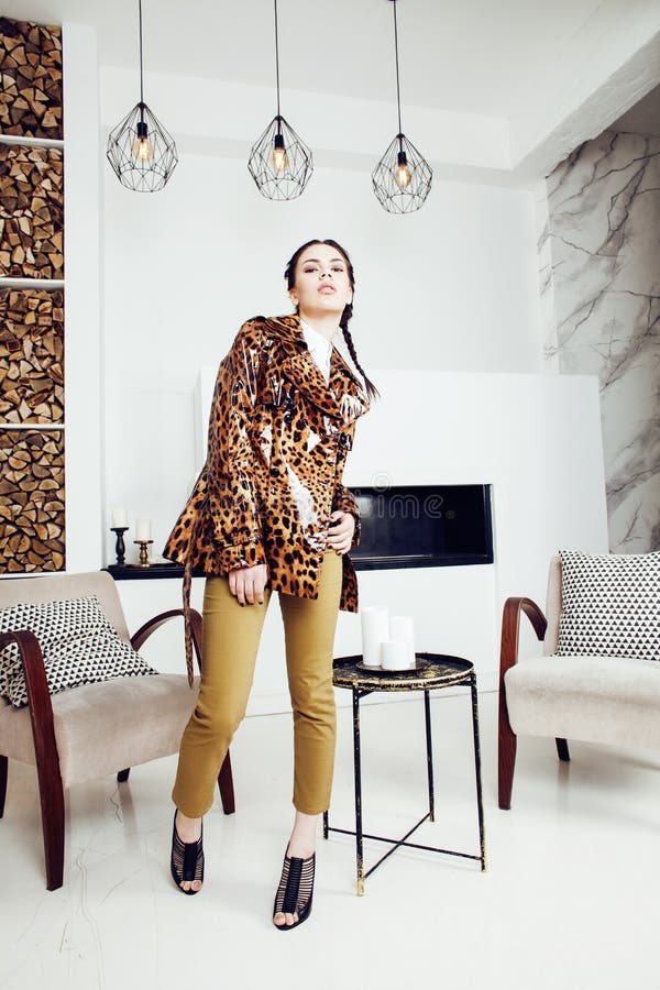 Vrij modieuze vrouw in manierkleding met luipaarddruk samen in binnenland van de luxe het rijke ruimte, het concept van levenssti royalty-vrije stock foto Vrij modieuze vrouw in manierkleding met luipaarddruk samen in binnenland van de luxe het rijke ruimte, het concept van levenssti royalty-vrije stock foto