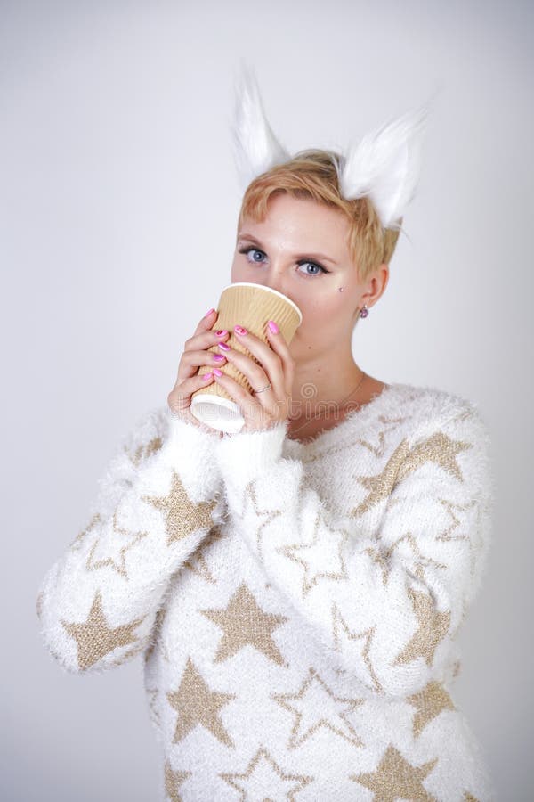 Vrij plus grootte breide de Kaukasische vrouwen wearng manier warme sweater en bontkattenoren en het stellen op witte studio alle stock afbeelding Vrij plus grootte breide de Kaukasische vrouwen wearng manier warme sweater en bontkattenoren en het stellen op witte studio alle stock afbeelding