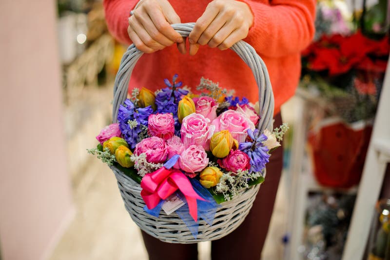 Vrij rieten mand met mooie bloemsamenstelling royalty-vrije stock afbeelding Vrij rieten mand met mooie bloemsamenstelling royalty-vrije stock afbeelding