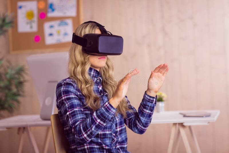 Vrij toevallige arbeider die oculusspleet gebruiken royalty-vrije stock afbeelding Vrij toevallige arbeider die oculusspleet gebruiken royalty-vrije stock afbeelding
