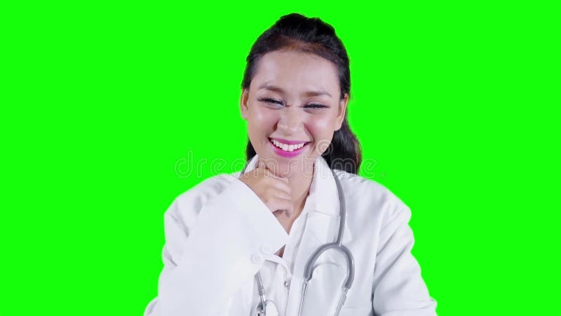 Vrij vrouwelijke arts die in studio glimlachen